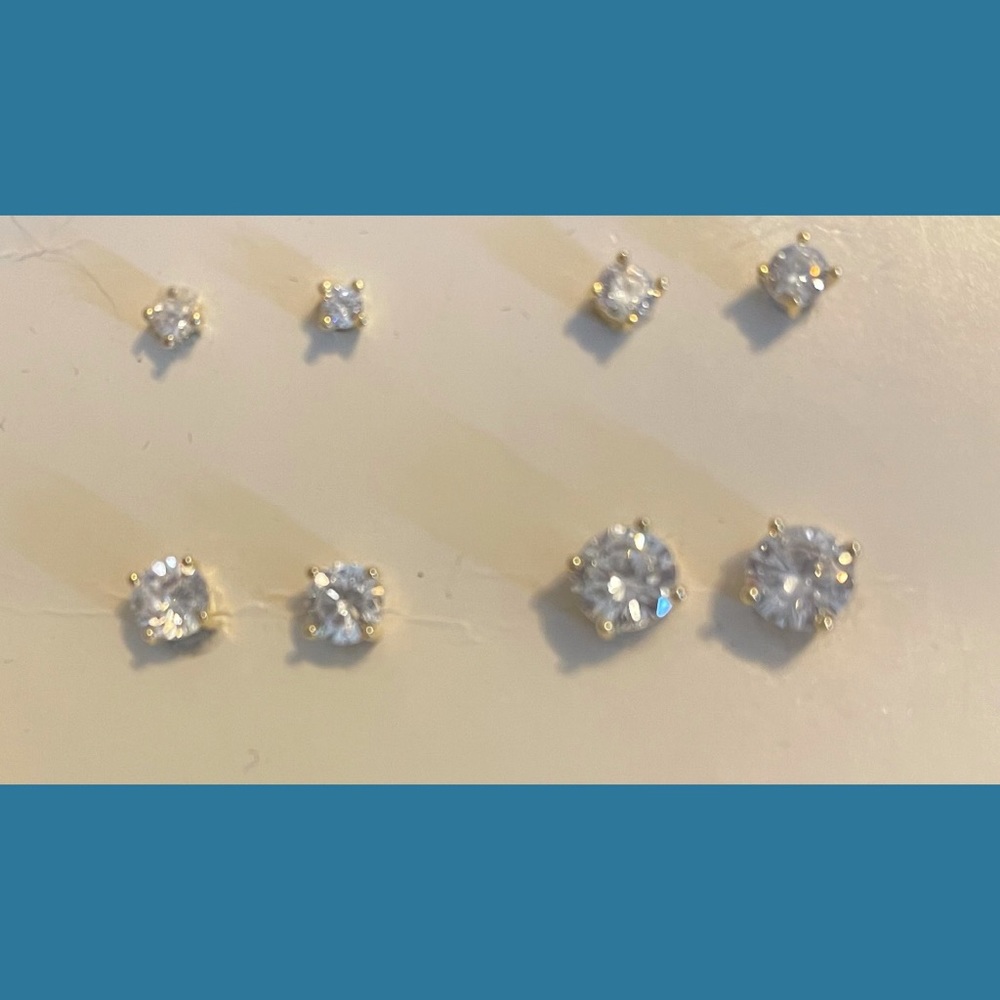 5/$10 NWOT Set of 4 stud earrings